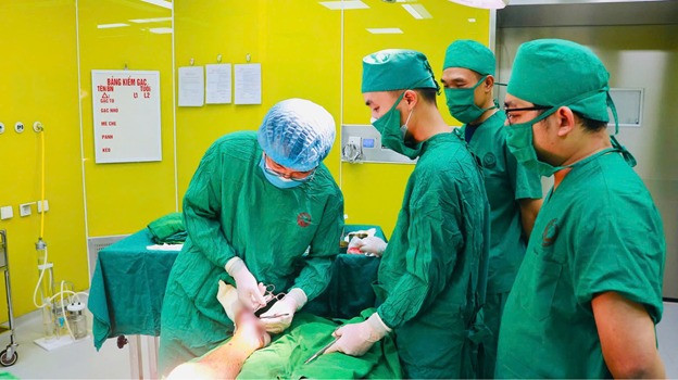 Ca phẫu thuật cho bệnh nhân nhiễm trùng nặng do đắp lá - Ảnh BVCC