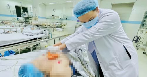 Bác sĩ sốc điện cho sản phụ - Ảnh BVCC