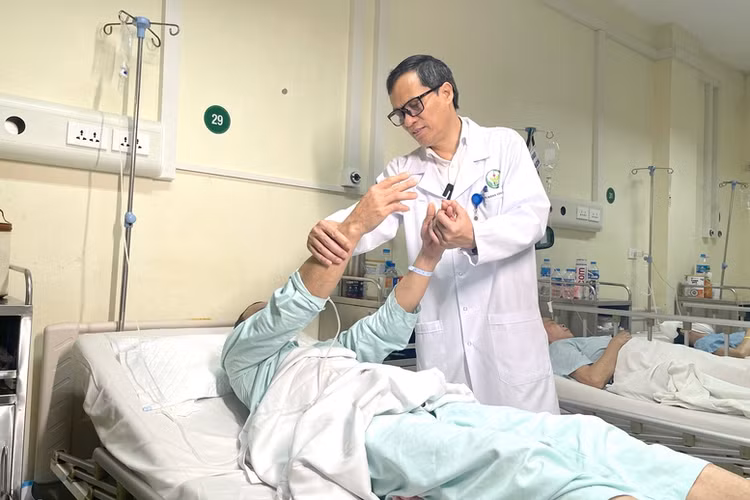 Thăm khám cho bệnh nhân sau phẫu thuật u não - Ảnh BVCC