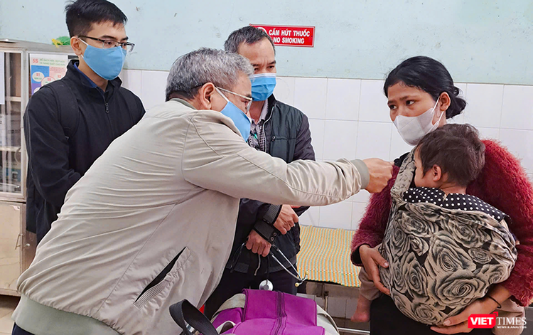 Thăm khám cho trẻ sốt cao ở Quảng Nam - Ảnh minh họa