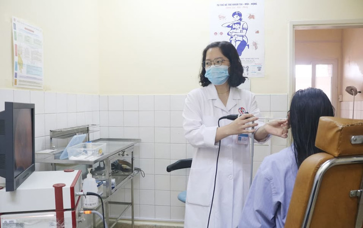 Thăm khám cho bệnh nhân bị điếc đột ngột - ảnh BVCC