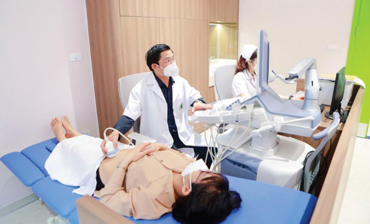 GS.TS Nguyễn Duy Ánh siêu âm cho thai phụ