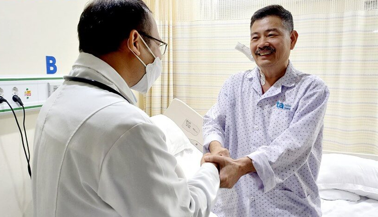 Bệnh nhân Trần cảm ơn các bác sĩ Bệnh viện Đa khoa Tâm Anh TP HCM sau khi khỏi bệnh.