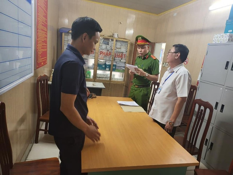 Đối tượng Phạm Việt Hòa (áo xanh sẫm)