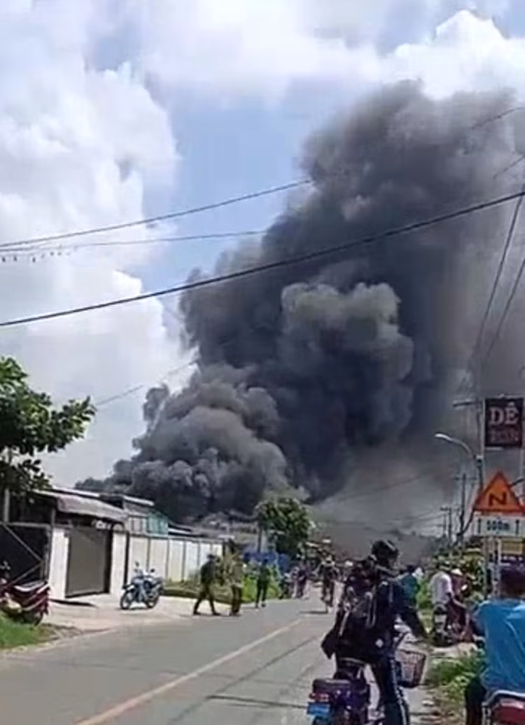 Cột khói đen bốc cao hàng chục mét từ bãi xe. Ảnh: Báo Tin tức