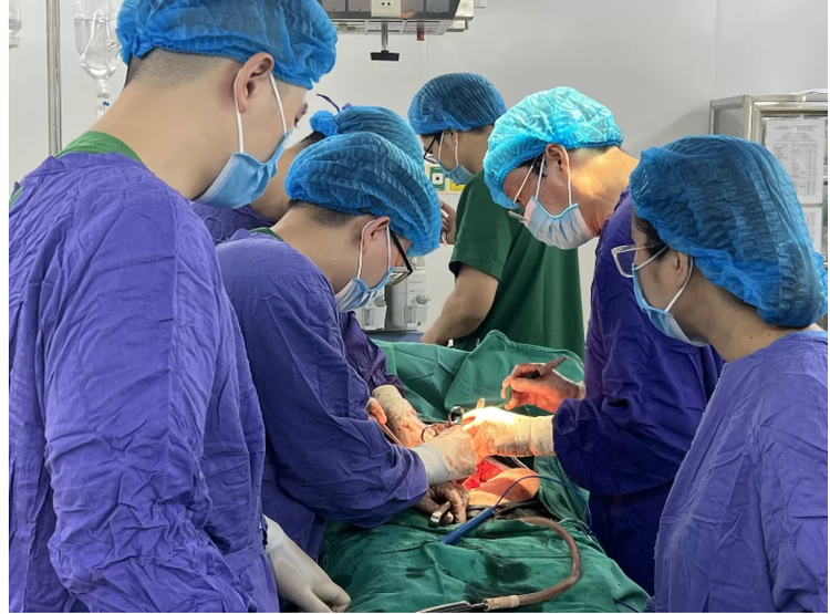 TS.BS. Vũ Kiên và Ekip phẫu thuật khoa Ngoại Vú - Phụ khoa - ảnh BVCC