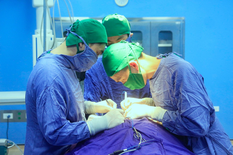 Phẫu thuật ung thư tuyến giáp cho bệnh nhi 12 tuổi bị ung thư tuyến giáp di căn hạch cổ tại Bệnh viện Bãi Cháy - Ảnh BVCC