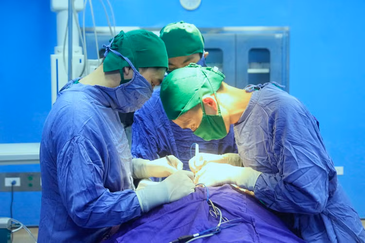 Phẫu thuật ung thư tuyến giáp cho bệnh nhi 12 tuổi bị ung thư tuyến giáp di căn hạch cổ tại Bệnh viện Bãi Cháy - Ảnh BVCC