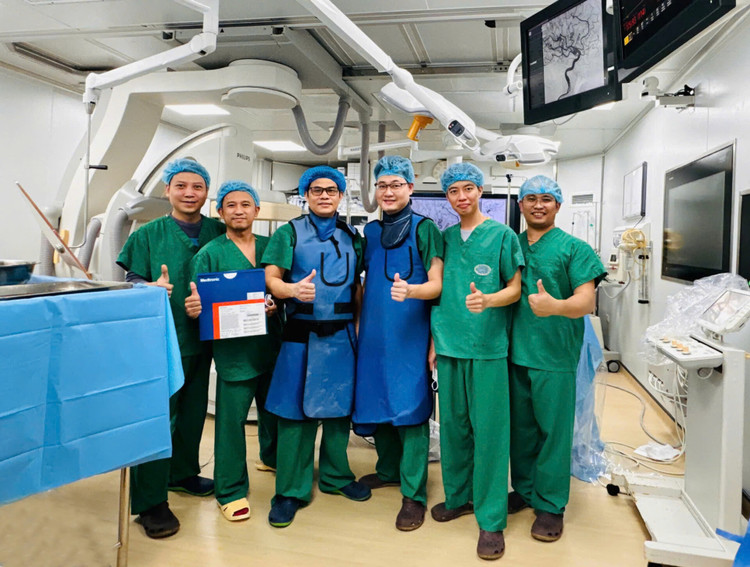 Các thành viên trong ekip can thiệp đặt stent chuyển hướng dòng chảy tại Trung tâm Đột quỵ - BVĐK tỉnh Phú Thọ - Ảnh BVCC