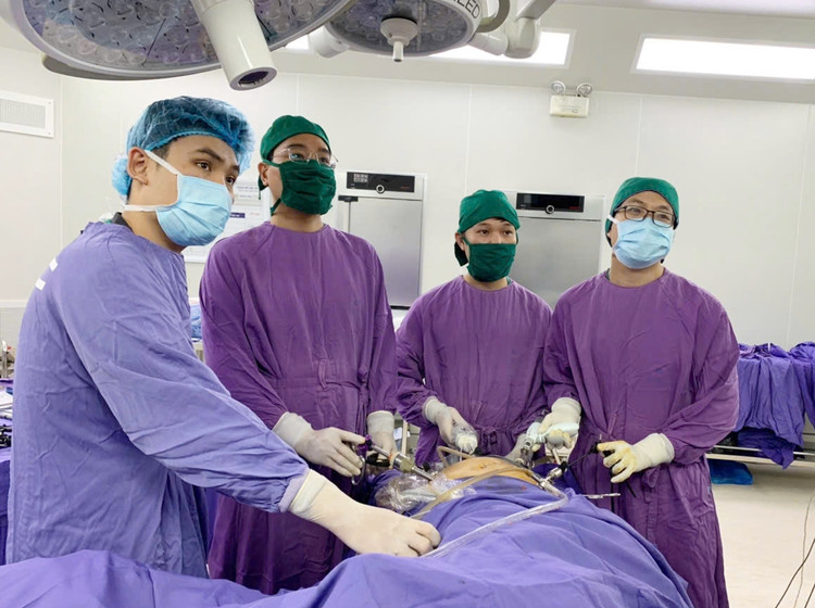 Kíp bác sĩ khoa Ngoại thực hiện kỹ thuật nội soi cắt khối tá tụy kèm u phần thấp ống mật chủ cho bệnh nhân D. - Ảnh: BVCC