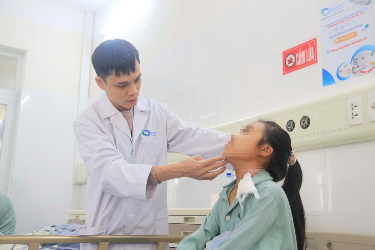 BSCKI Doãn Chiến Thắng – Khoa Ung bướu 2, Bệnh viện Bãi Cháy thăm khám cho bệnh nhi sau phẫu thuật - Ảnh BVCC