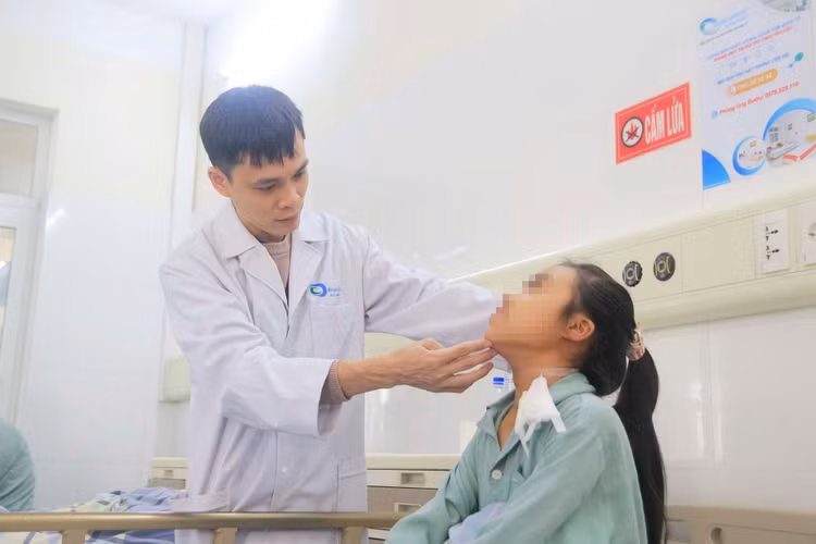 BSCKI Doãn Chiến Thắng – Khoa Ung bướu 2, Bệnh viện Bãi Cháy thăm khám cho bệnh nhi sau phẫu thuật - Ảnh BVCC