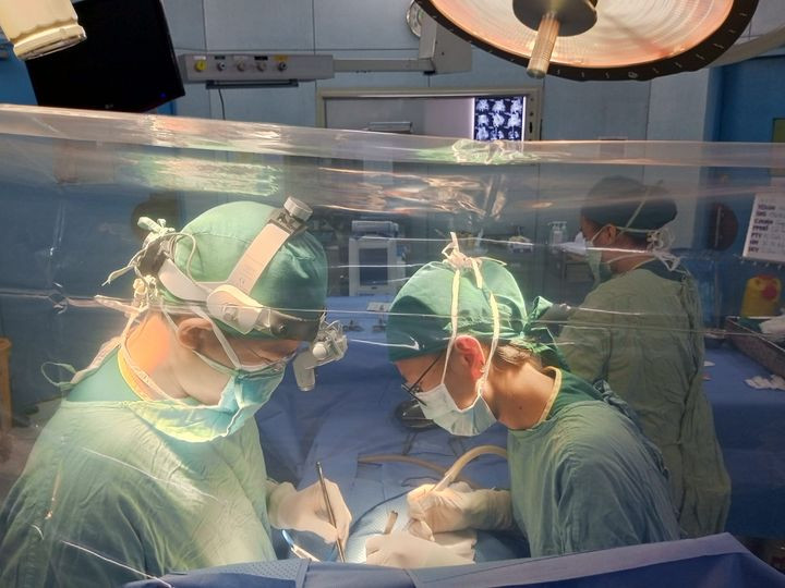 Bụng đập bất thường, bé 2 tuổi phình động mạch chủ bụng hiếm gặp được cứu