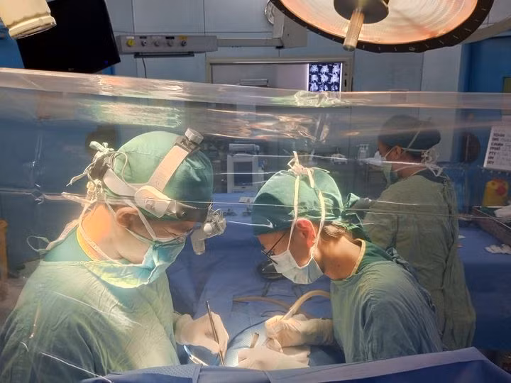 Bụng đập bất thường, bé 2 tuổi phình động mạch chủ bụng hiếm gặp được cứu