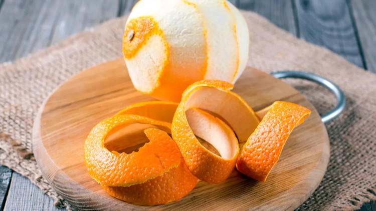 Để hạn chế nguy cơ xảy ra dị ứng, bạn có thể dùng vỏ cam phơi khô ăn dần hoặc pha trà. (Ảnh: ITN)