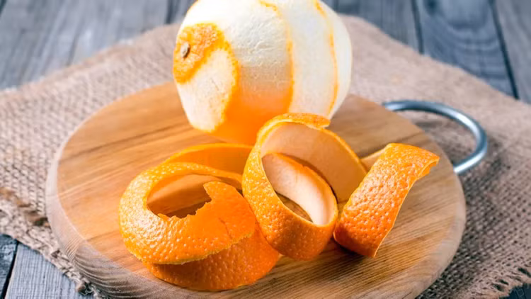 Để hạn chế nguy cơ xảy ra dị ứng, bạn có thể dùng vỏ cam phơi khô ăn dần hoặc pha trà. (Ảnh: ITN)
