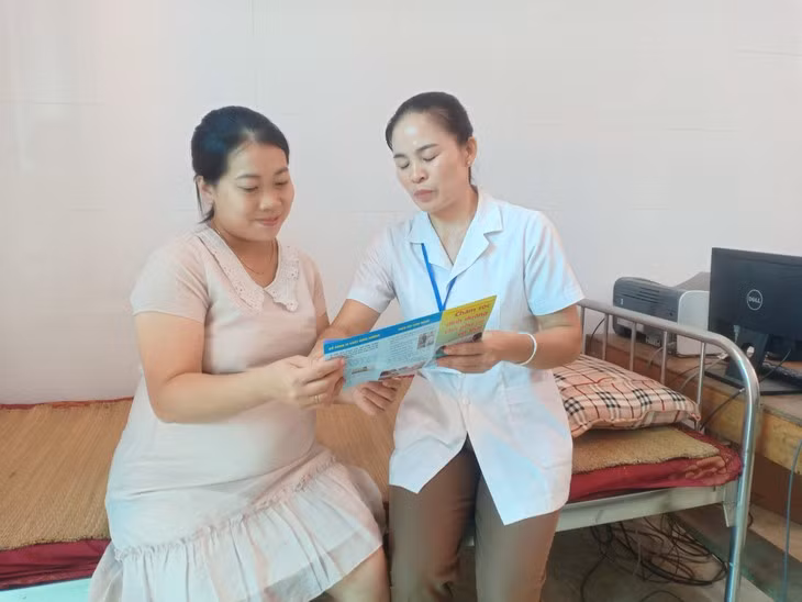 Cán bộ y tế tư vấn cho bà mẹ mang thai - Ảnh: Thúy Nga
