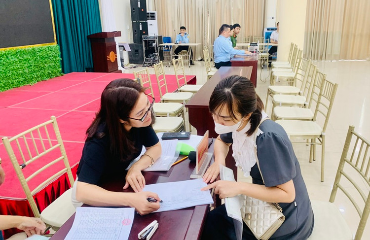 Lãnh đạo Ủy ban MTTQ quận Thanh Xuân trực tiếp hướng dẫn các thủ tục cho người dân - Ảnh: Kinh tế đô thị