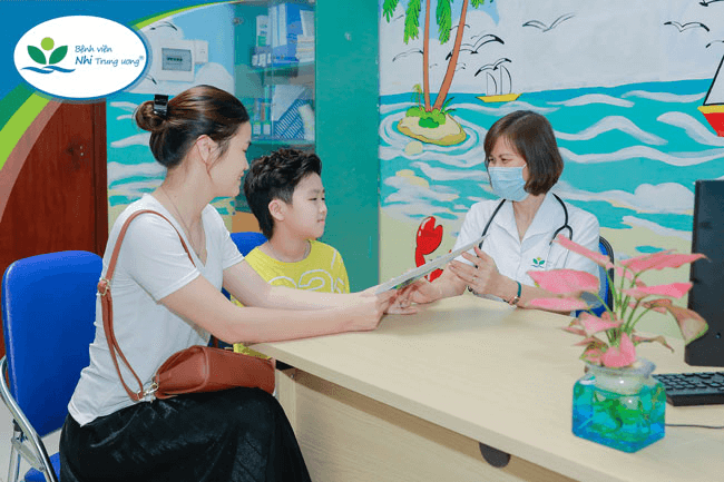 TS.BS Đỗ Minh Loan – Trưởng khoa Sức khoẻ Vị thành niên, Bệnh viện Nhi Trung ương đang tư vấn tâm lý cho mẹ và trẻ - Ảnh minh hoạ