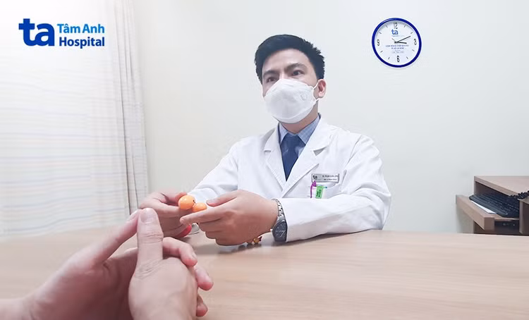 BS Long tư vấn cho bệnh nhân