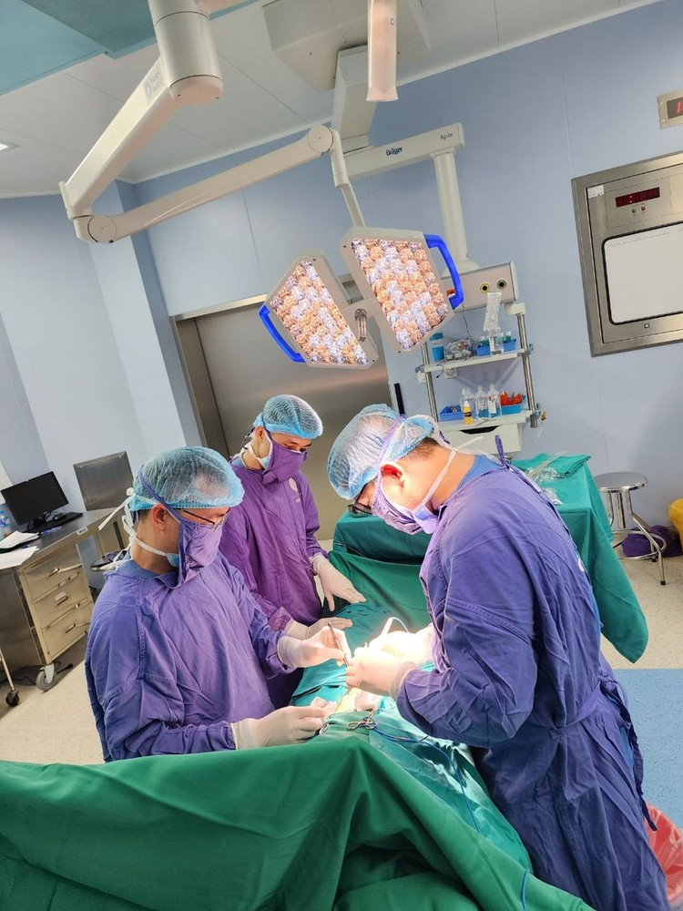 Kíp bác sĩ phẫu thuật cho bệnh nhân - Ảnh BVCC