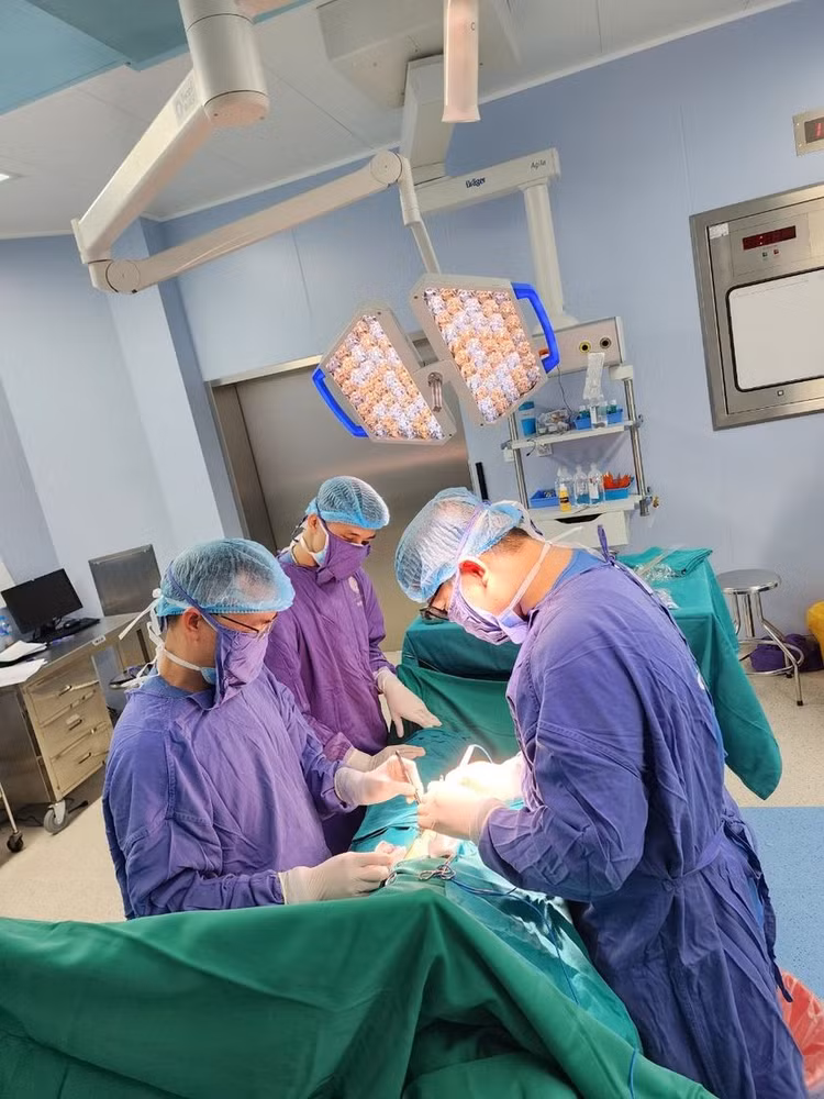 Kíp bác sĩ phẫu thuật cho bệnh nhân - Ảnh BVCC Kíp bác sĩ phẫu thuật cho bệnh nhân - Ảnh BVCC