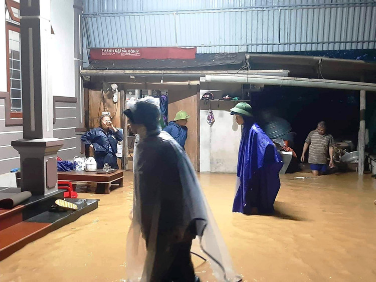 Người dân tiến hành di chuyển đồ đạc lên cao tránh mước lũ.