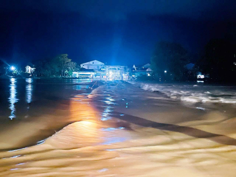 Cầu tràn Phố Giang nước ngập, các phương tiện không thể liên thông.