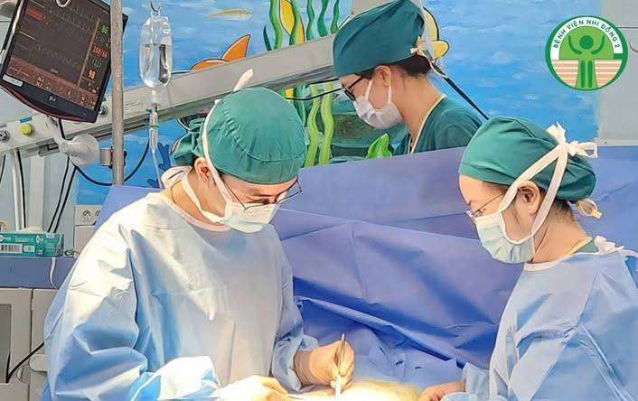 Ca phẫu thuật xử lý thắt nghẹt bao quy đầu cho trẻ - Ảnh BVCC