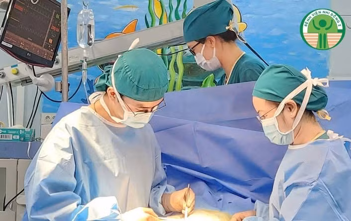 Ca phẫu thuật xử lý thắt nghẹt bao quy đầu cho trẻ - Ảnh BVCC
