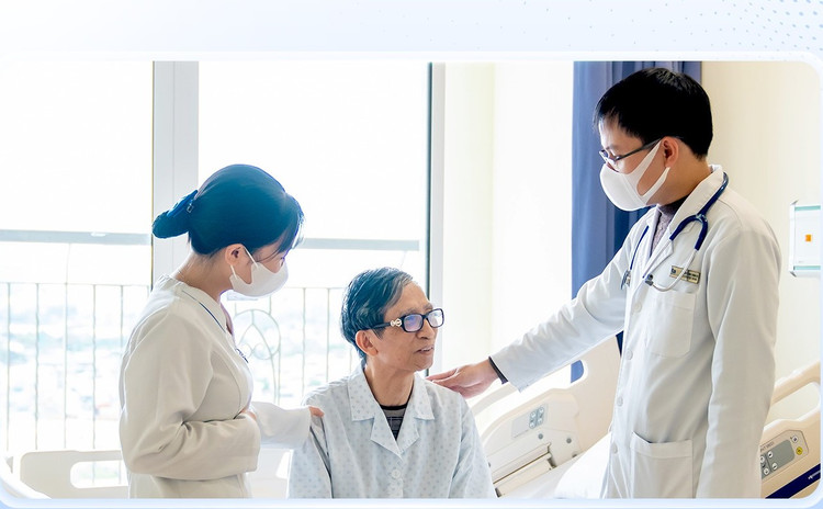 Các bác sĩ thăm khám và tư vấn cho bệnh nhân - Ảnh BVCC