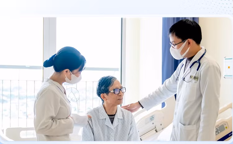 Các bác sĩ thăm khám và tư vấn cho bệnh nhân - Ảnh BVCC