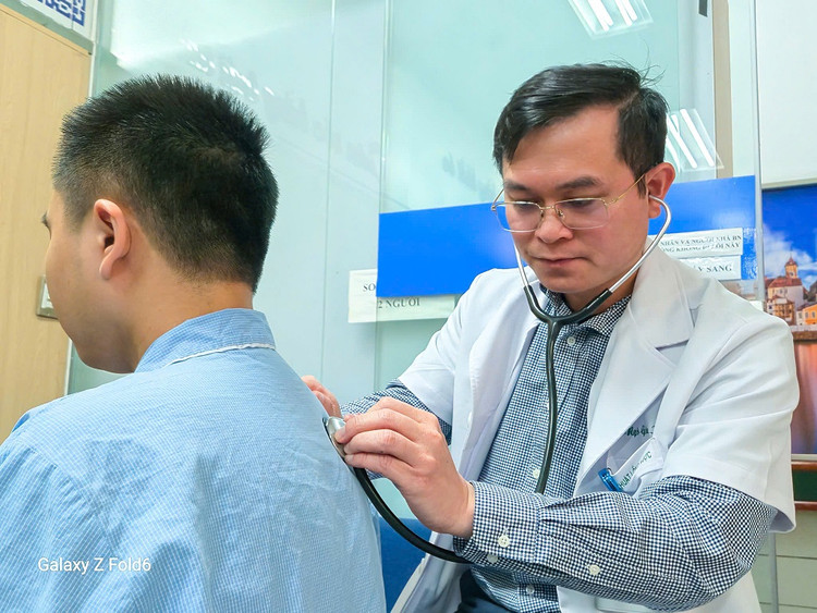 Bác sĩ Ngô Gia Khánh thăm khám cho người bệnh - Ảnh BVCC
