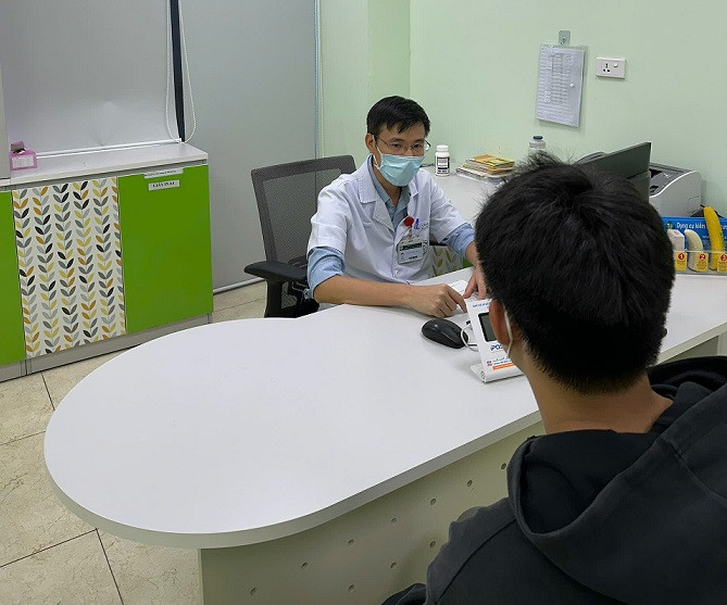 Thăm khám, tư vấn cho bệnh nhân tại Bệnh viện Bạch Mai - Ảnh BVCC Thăm khám, tư vấn cho bệnh nhân tại Bệnh viện Bạch Mai - Ảnh BVCC