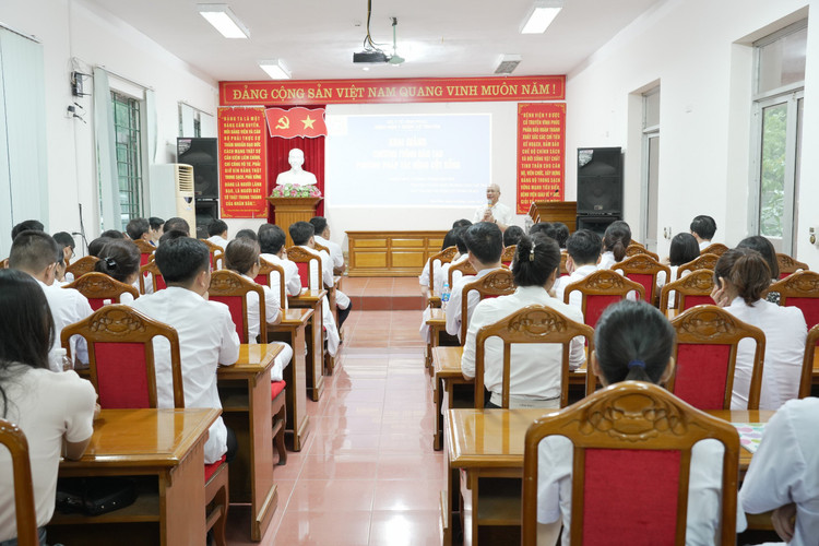 Lương y Phạm Văn Tấn trực tiếp giảng dạy, truyền thụ các kiến thức cho các y bác sĩ