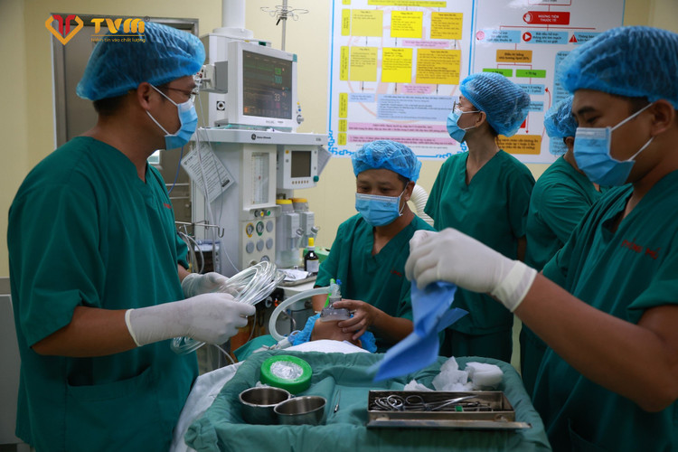 Ca phẫu thuật lấy ấu trùng trong tai bé - Ảnh: BVCC