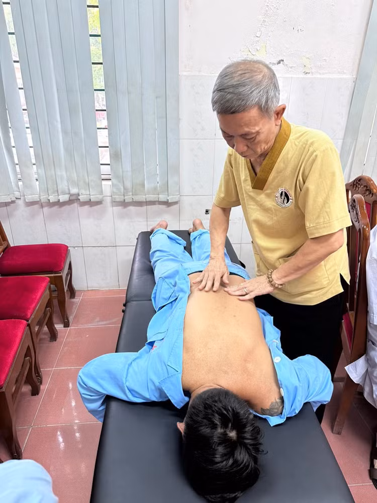 Hướng dẫn phương pháp chữa bệnh tác động cột sống