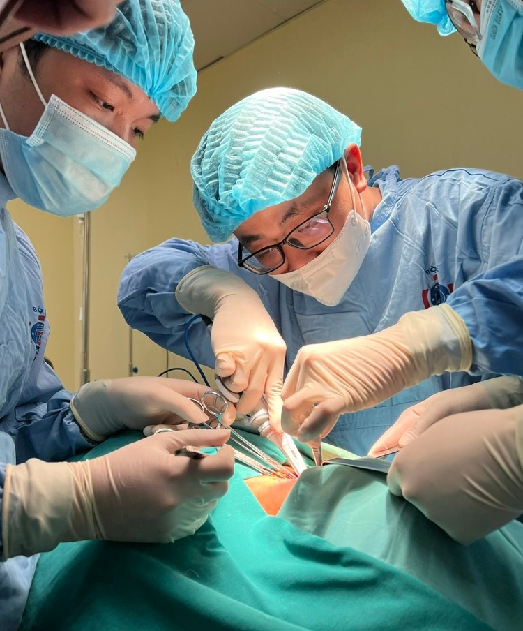 TS.BS Ngô Quốc Duy phẫu thuật cho bệnh nhân ung thư. Ảnh: NVCC.