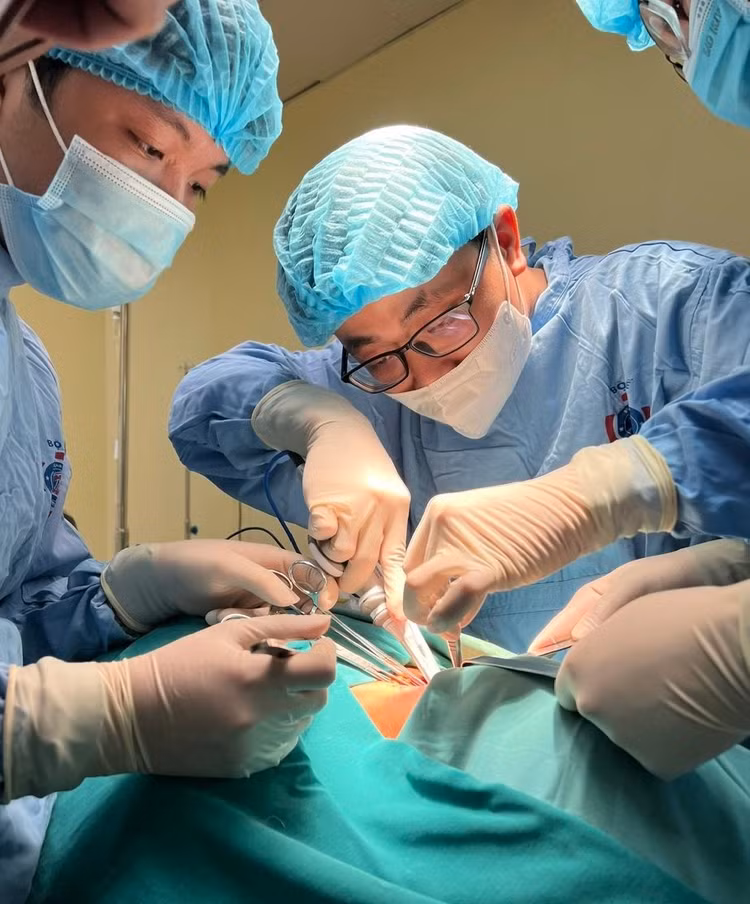 TS.BS Ngô Quốc Duy phẫu thuật cho bệnh nhân ung thư. Ảnh: NVCC.