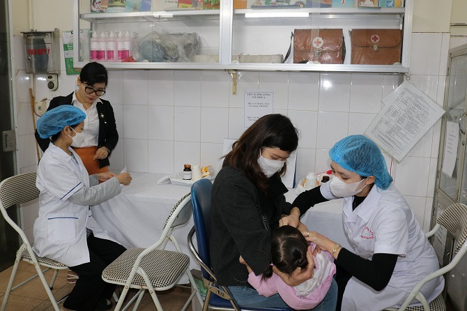 Giám sát công tác triển khai chiến dịch tại Trạm Y tế phường Hàng Bông.