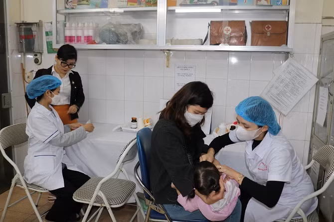 Giám sát công tác triển khai chiến dịch tại Trạm Y tế phường Hàng Bông.