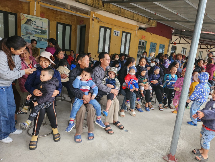 Người dân đưa trẻ đến uống vitamin A tại trạm y tế xã Nghĩa Phương