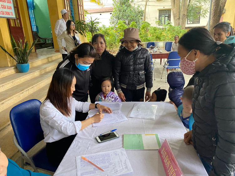 Bàn đón tiếp trẻ đến khám trước khi uống vitamin A