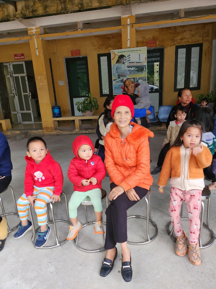 Bà Nguyễn Thị Sến và 3 cháu được đưa đi uống vitamin A