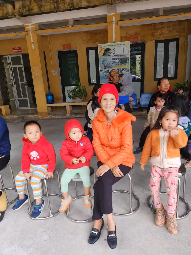 Bà Nguyễn Thị Sến và 3 cháu được đưa đi uống vitamin A