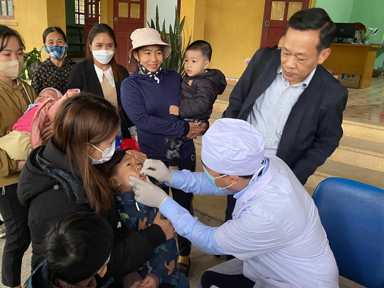 TS.BS Nguyễn Hồng Trường – Phó Viện trưởng Viện Dinh dưỡng quốc gia cho trẻ uống bổ sung Vitamin A tại Trạm y tế xã Nghĩa Phương – Lục Nam