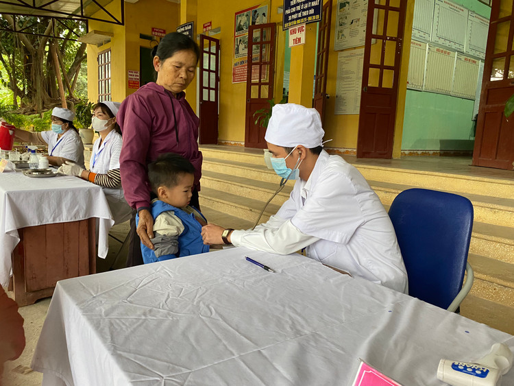 Trẻ được khám sàng lọc trước khi uống vitamin A