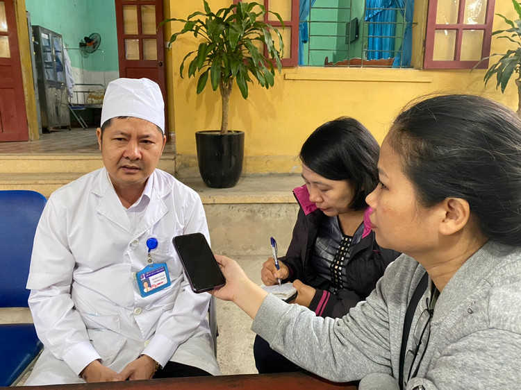 BS Dương Văn Lực trao đổi với phóng viên