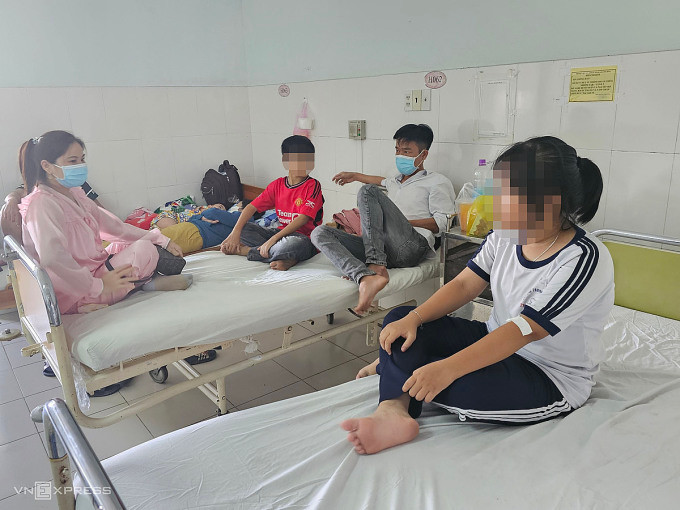 Học sinh ở Nha trang nhập viện do ngộ độc thực phẩm