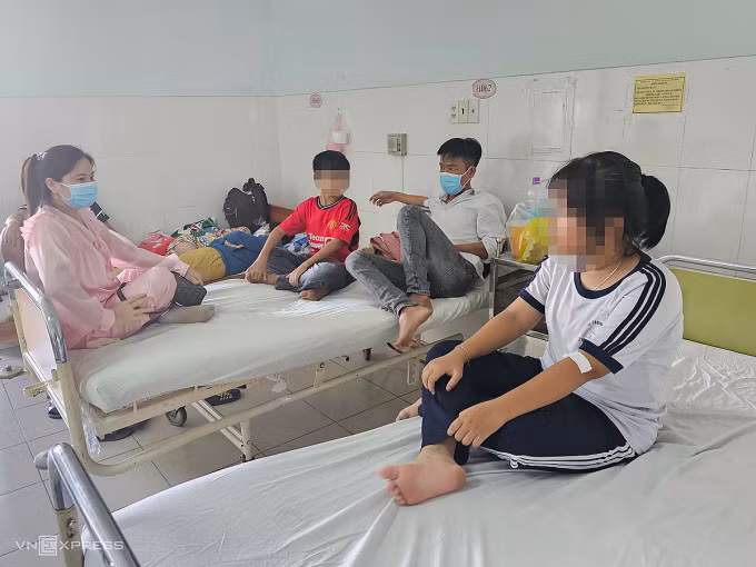 Học sinh ở Nha trang nhập viện do ngộ độc thực phẩm
